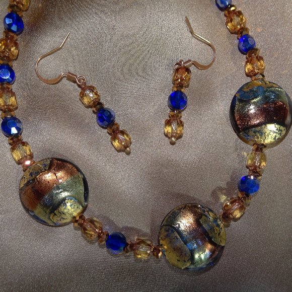 Handmade necklace & earring set with a trio of gold foil Murano focals - Picture 4 of 8